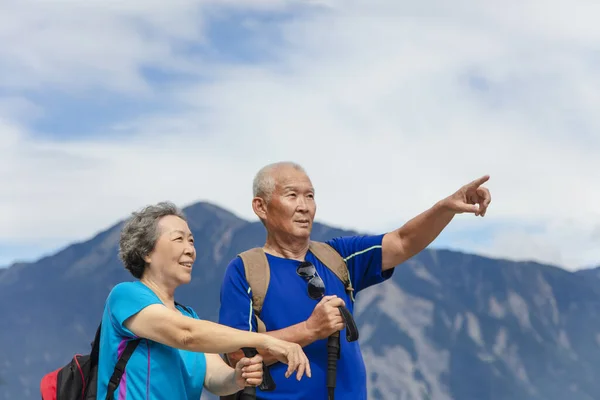 Pasangan Senior Asia Yang Bahagia Hiking Alam — Stok Foto