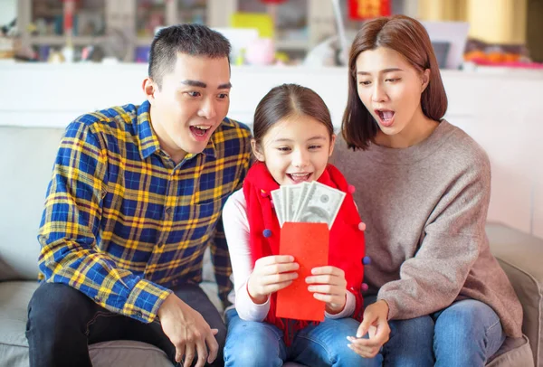 Surpris Parent Enfant Regardant Argent Dans Enveloppe Rouge — Photo