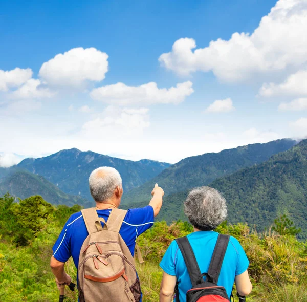 Dağda Yürüyüş Yapan Yaşlı Çift — Stok fotoğraf