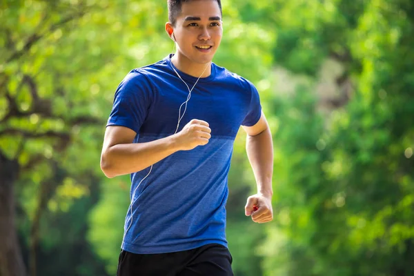 Junger Mann Fitnessbekleidung Und Beim Laufen Park — Stockfoto