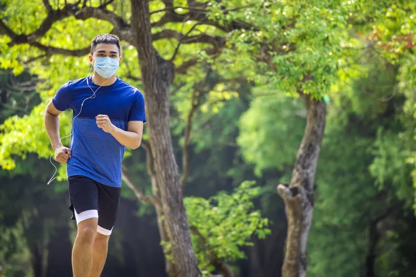 Giovane Maschera Viso Jogging Nel Parco Durante Quarantena — Foto Stock