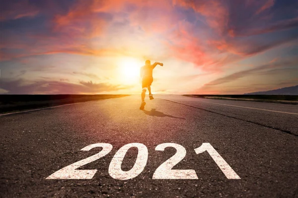 Man Rent Sprint Weg Met Viering 2021 Nieuwjaarsconcept — Stockfoto