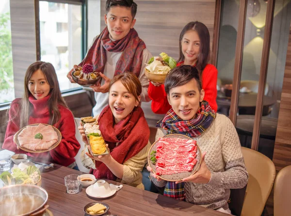 Grupo Joven Mostrando Una Amplia Variedad Alimentos Restaurante Hot Pot — Foto de Stock