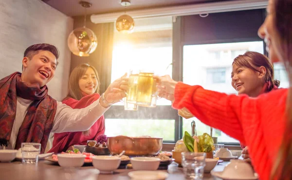 Happy Friends Drinking Toasting Beer Hot Pot Restaurant — Stock Photo, Image
