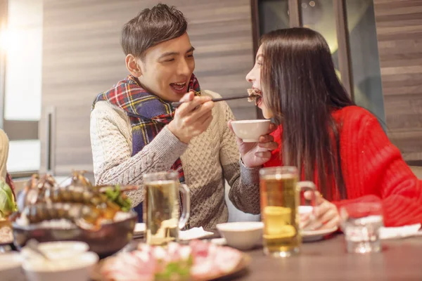 Genç Adam Restoranda Kız Arkadaşını Besliyor — Stok fotoğraf