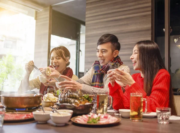 Amici Felici Che Divertono Nel Ristorante Hot Pot — Foto Stock