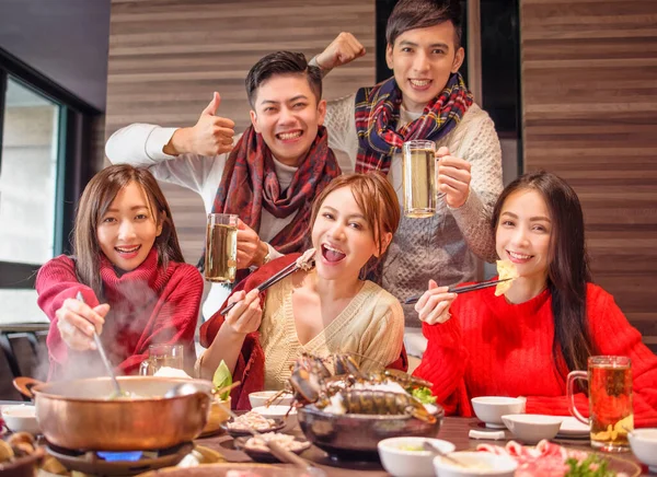 Jovens Amigos Felizes Divertindo Restaurante Pote Quente — Fotografia de Stock