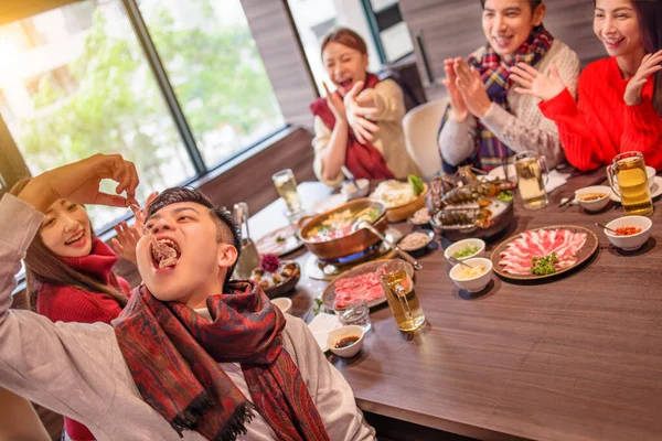 快乐的年轻朋友在火锅餐厅玩得很开心 — 图库照片