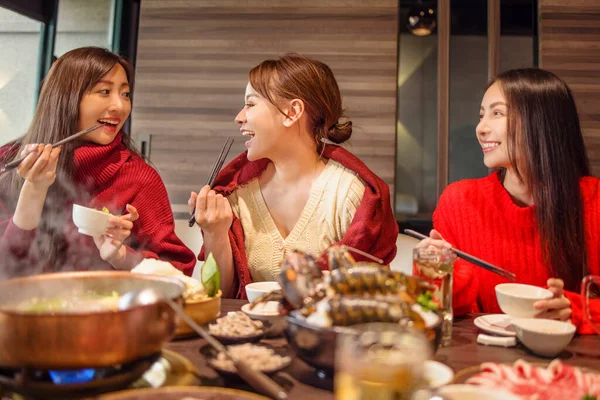 Χαρούμενους Νέους Φίλους Που Διασκεδάζουν Ζεστό Εστιατόριο Κατσαρόλα — Φωτογραφία Αρχείου