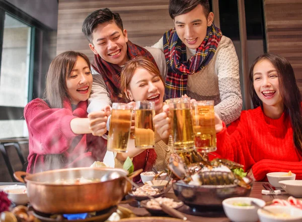 Happy Friends Drinking Toasting Beer Hot Pot Restaurant — Stock Photo, Image