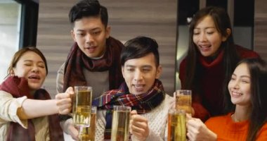 Mutlu arkadaşlar sıcak restoranda içiyor ve bira içiyor. 