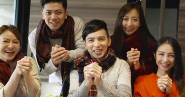 Çin 'in yeni yılı kutlu olsun, genç grup restoranda tebrik jesti yapıyor.