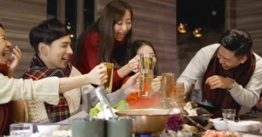 Mutlu arkadaşlar sıcak restoranda içiyor ve bira içiyor. 