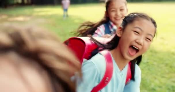 Grupp Grundskolebarn Som Springer Gräset — Stockvideo