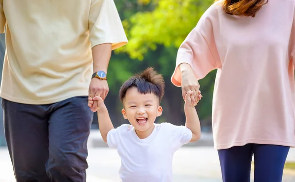 Šťastný Malý Chlapec Procházka Rodičem Parku — Stock fotografie