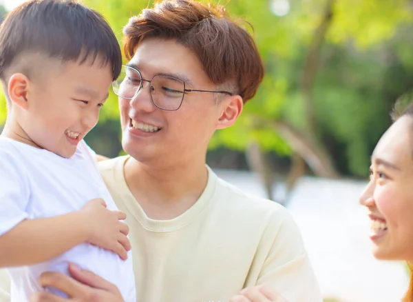 Porträtt Lycklig Asiatisk Familj Parken — Stockfoto