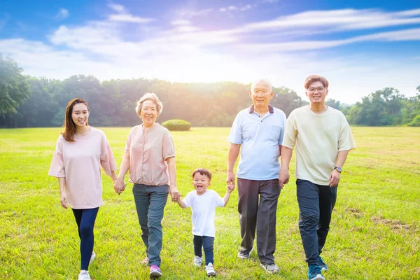 Três Geração Asiática Família Andando Parque — Fotografia de Stock