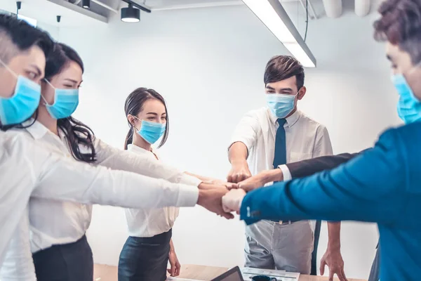 Podniky Lidé Nosí Masku Obchodní Jednání Moderní Kanceláři Zatímco Pandemie — Stock fotografie