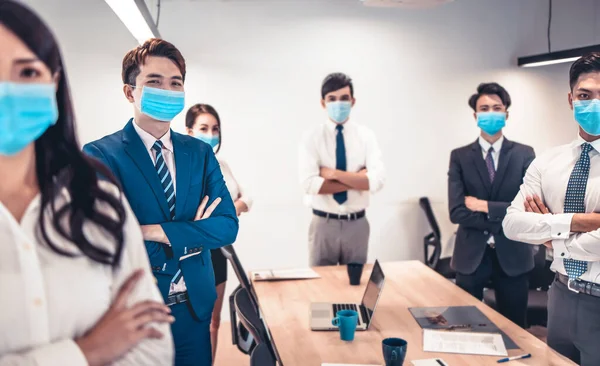 Imprenditori Che Indossano Maschera Facciale Con Presentazione Del Business Plan — Foto Stock