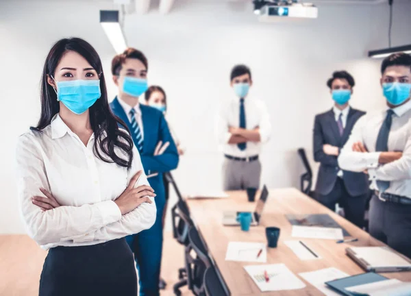 사람들은 마스크를 계획을 합니다 유행병처럼 번지고 바이러스와 관련하여 사무실에서의 — 스톡 사진