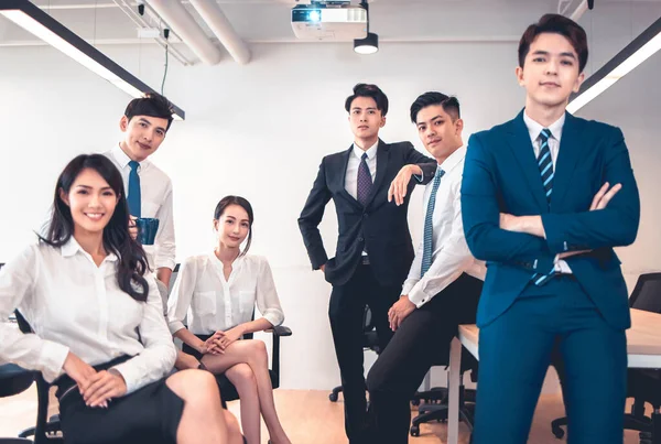 Retrato Grupal Jóvenes Empresarios Sonrientes Diversos Posando Juntos Una Oficina —  Fotos de Stock