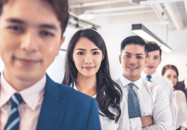  Genç ve başarılı iş adamları kameraya bakıyor.