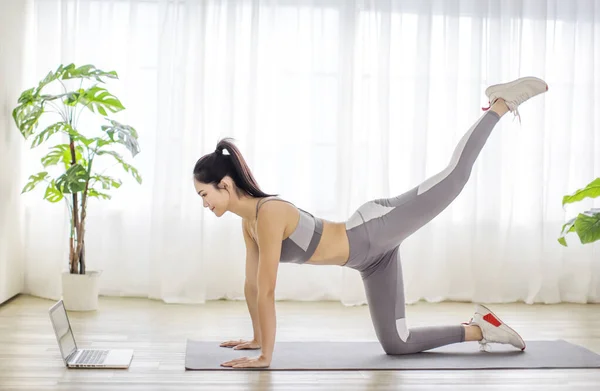 Young Woman Sportswear Watching Online Video Fitness Exercises Laptop — Stock Photo, Image