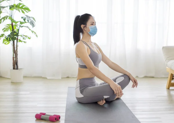 Fitness Žena Streching Relaxační Tréninku Nošení Ochranné Masky Během Covid — Stock fotografie