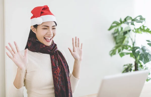 Feliz Joven Mujer Usando Ordenador Portátil Videollamada Celebrando Navidad Hoilday —  Fotos de Stock