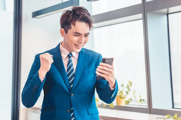 Blij Opgewonden Zakenman Zoek Naar Zijn Smartphone Het Kantoor — Stockfoto