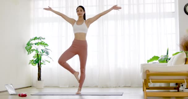 Ung Kvinna Sportkläder Som Tränar Yogamatta Hemma — Stockvideo