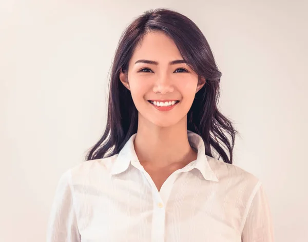 幸せなアジアのビジネス女性の肖像 — ストック写真