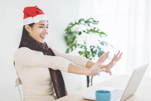 Feliz Joven Mujer Usando Ordenador Portátil Videollamada Celebrando Navidad Hoilday —  Fotos de Stock