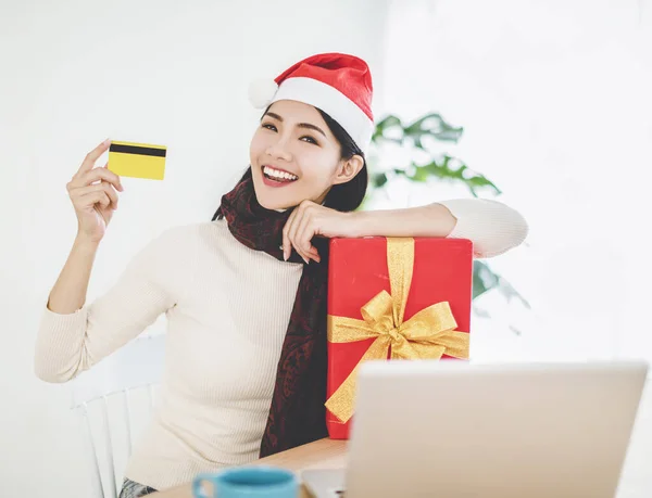 Jovem Mulher Comprando Presentes Natal Online Mostrando Cartão Crédito — Fotografia de Stock