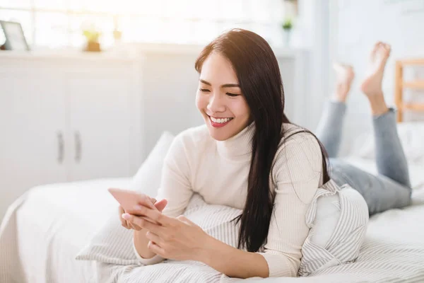 Mujer Joven Feliz Usando Teléfono Móvil Acostado Cama Casa —  Fotos de Stock