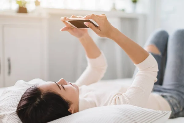 Young Woman Watching Mobile Phone Lying Bed Home — Stock Photo, Image