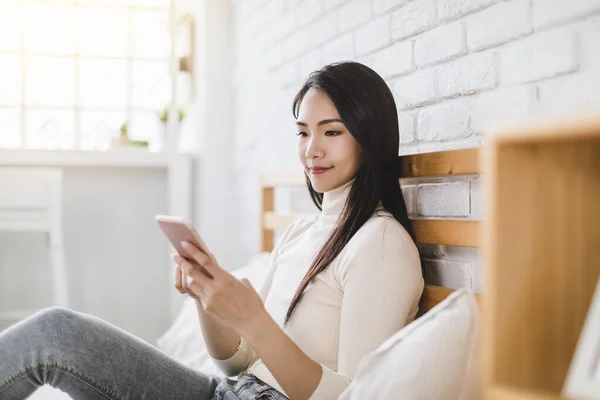 Ung Kvinna Sitter Sovrum Och Använder Smartphone — Stockfoto