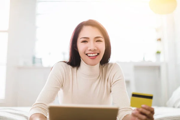 Mujer Joven Sonriente Mostrando Tarjeta Crédito Usando Tableta Para Comprar —  Fotos de Stock