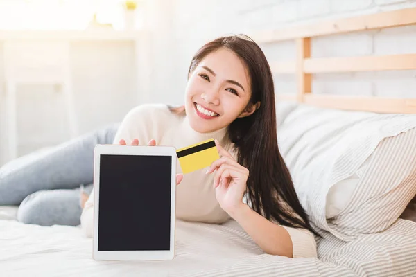 Sorrindo Jovem Mostrando Cartão Crédito Usando Tablet Para Fazer Compras — Fotografia de Stock