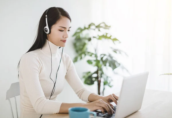 Jeune Femme Travaillant Sur Ordinateur Portable Utilisant Appel Vidéo Dans — Photo