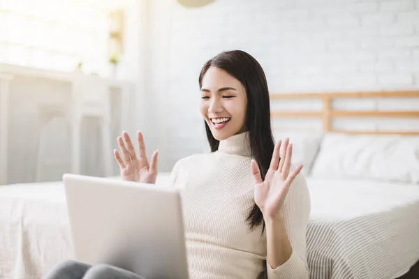 Jovem Feliz Usando Chamada Vídeo Por Laptop Deitado Cama — Fotografia de Stock