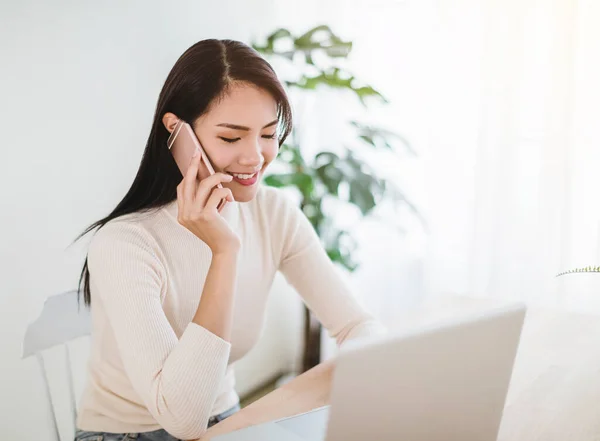 Giovane Donna Che Lavora Sul Computer Portatile Parla Telefono Casa — Foto Stock