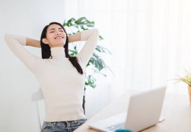  Dizüstü bilgisayarda çalışan güzel bir kadın. Bağımsız, ev kavramından çalışma.