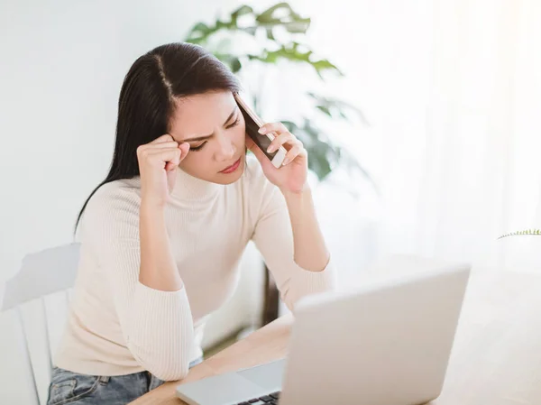 Bilgisayarda Çalışan Ofisinde Telefonla Konuşan Stresli Genç Bir Kadın — Stok fotoğraf
