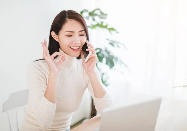 Dizüstü Bilgisayarda Çalışan Merkez Ofiste Telefonla Konuşan Genç Bir Kadın — Stok fotoğraf