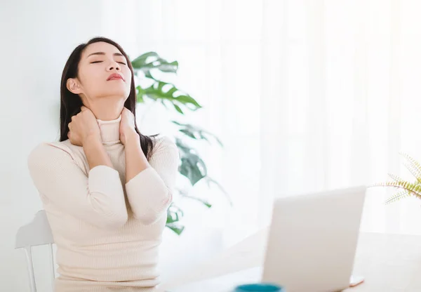 Mujer Joven Con Dolor Cuello Masajear Cuello Mientras Trabaja Oficina — Foto de Stock