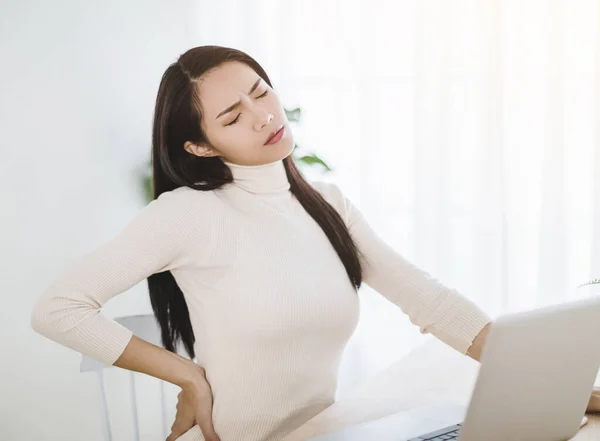 Giovane Donna Che Soffre Mal Schiena Dopo Aver Lavorato Sul — Foto Stock