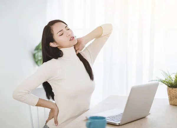 Junge Frau Mit Nackenschmerzen Und Massierendem Nacken Während Sie Hause — Stockfoto