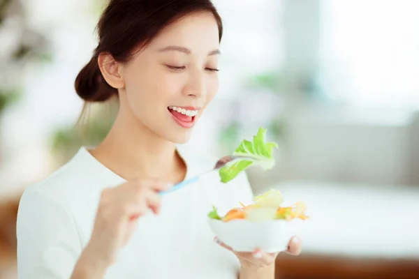 Jovem Mulher Feliz Comendo Salada Saudável Casa — Fotografia de Stock