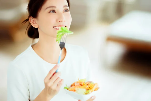 Jovem Mulher Feliz Comendo Salada Saudável Casa — Fotografia de Stock